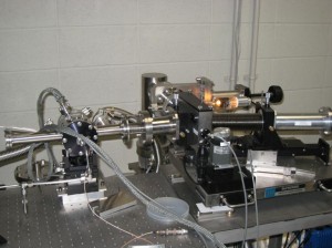 斜入射分光器と電子増倍管を備えた高次高調波発生装置
